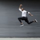 Sportlicher Mann springt