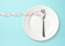 Teller mit Gabel und Maßband Symbolbild Ernährung